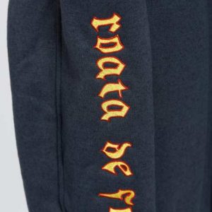 litere brodate pe hanorac