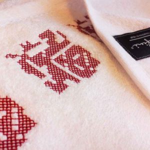 prosop brodat cu motive romanesti 2