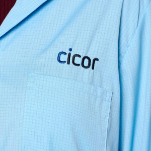 sigla brodata pe palton de serviciu