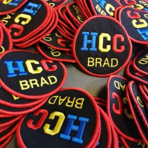 sute-de-bucati-badge-prindere-usoara